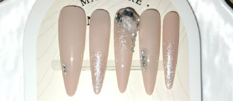 Featured image of post 【ins轻奢】冰玉裸色细闪透钻穿戴甲